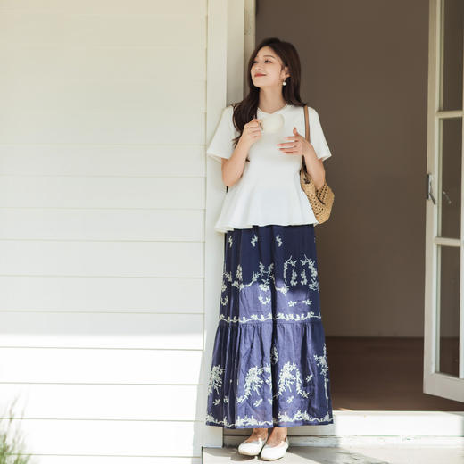 【林栖设计小店】 鸟戏花间|藏青色优雅绣花肌理感2026春新款宽松半身裙1961111 商品图1