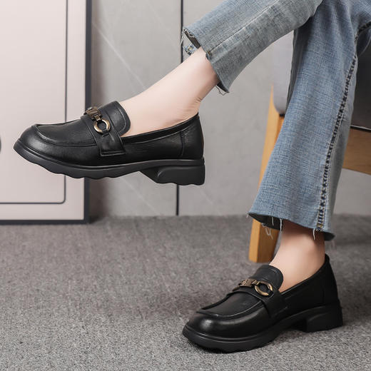 丁摩 春秋新款真皮软底英伦风小皮鞋女潮一脚蹬时尚加大码43乐福鞋5ZF-6037 商品图3