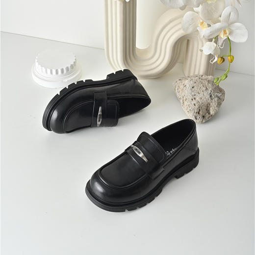 经典鲨2026年春季专柜新品黑色圆头软底一脚蹬通勤乐福鞋女KW507-617021 商品图2