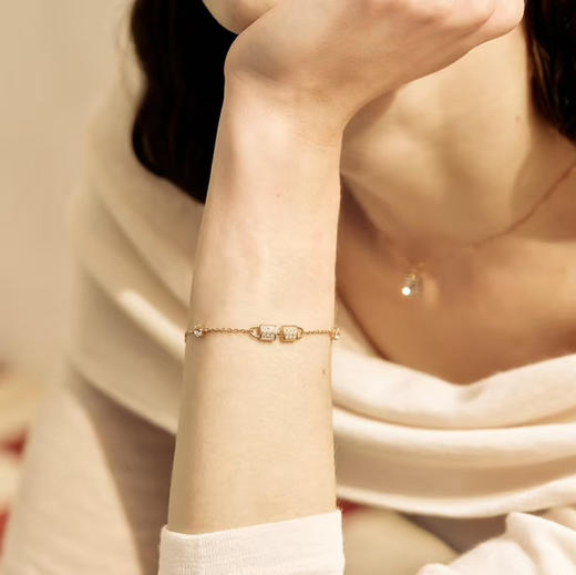 SAGA世家表 · 小鹊锁手链2026新款女士手链配饰时尚轻奢镶钻小锁饰品 商品图3