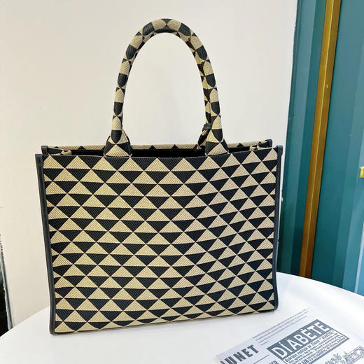 Prada Symbole 黑色拼米色 刺绣三角 大号 托特包 商品图1