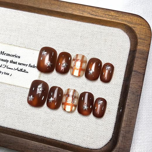 春节不打烊【秋冬氛围感❗️高级不撞款】秋冬氛围感可爱冰透焦糖格纹星星短款显白猫眼手工美甲成品。jd 商品图3