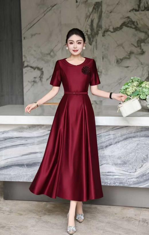 SC1S09 顺圣色轻奢缎面礼服裙，垂坠抗皱，柔光缎面显华贵，小翻领 + 立体胸花装饰，搭配同色系收腰腰带，A 字大摆及踝版型，上身尽显端庄华贵气质，收腰设计遮肉显瘦适配婚宴、寿宴、高端聚会等重要场合 商品图7