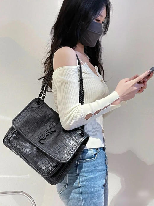 YSL Niki 中号 D扣 so black 鳄鱼压纹牛皮 斜挎包 商品图3