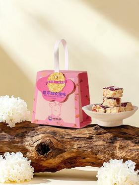 【成都银耳酥】在雪花酥上铺了一层银耳碎，吃起来更具有一番风味，越嚼越香，户外出游小零食