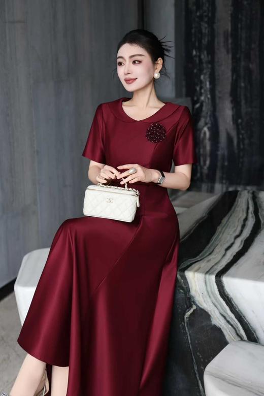 SC1S09 顺圣色轻奢缎面礼服裙，垂坠抗皱，柔光缎面显华贵，小翻领 + 立体胸花装饰，搭配同色系收腰腰带，A 字大摆及踝版型，上身尽显端庄华贵气质，收腰设计遮肉显瘦适配婚宴、寿宴、高端聚会等重要场合 商品图4