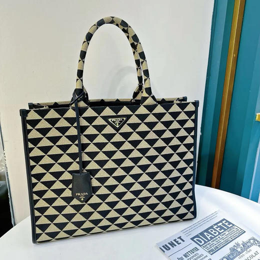 Prada Symbole 黑色拼米色 刺绣三角 大号 托特包 商品图0