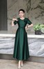 SC1S09 祖母绿轻奢缎面礼服裙，垂坠抗皱，柔光缎面显华贵，小翻领 + 立体胸花装饰，搭配同色系收腰腰带，A 字大摆及踝版型，上身尽显端庄华贵气质，收腰设计遮肉显瘦适配婚宴、寿宴、高端聚会等重要场合 商品缩略图6