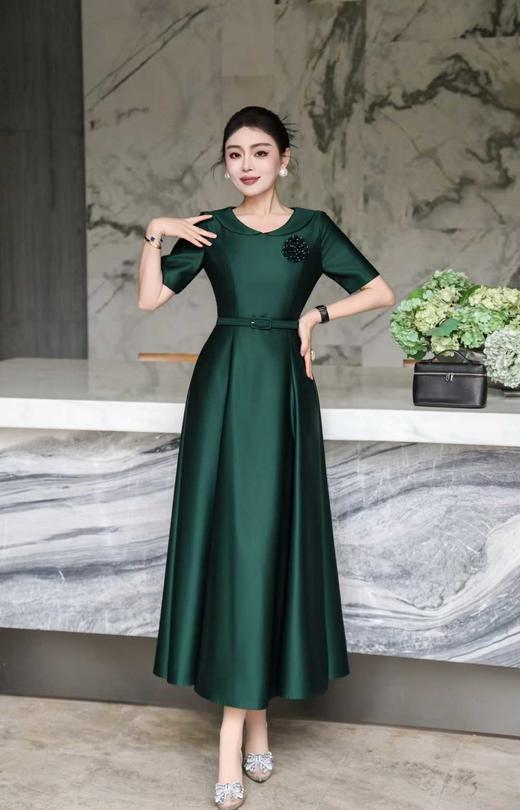 SC1S09 祖母绿轻奢缎面礼服裙，垂坠抗皱，柔光缎面显华贵，小翻领 + 立体胸花装饰，搭配同色系收腰腰带，A 字大摆及踝版型，上身尽显端庄华贵气质，收腰设计遮肉显瘦适配婚宴、寿宴、高端聚会等重要场合 商品图6