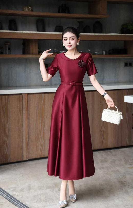 SC1S09 顺圣色轻奢缎面礼服裙，垂坠抗皱，柔光缎面显华贵，小翻领 + 立体胸花装饰，搭配同色系收腰腰带，A 字大摆及踝版型，上身尽显端庄华贵气质，收腰设计遮肉显瘦适配婚宴、寿宴、高端聚会等重要场合 商品图2