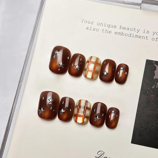 春节不打烊【秋冬氛围感❗️高级不撞款】秋冬氛围感可爱冰透焦糖格纹星星短款显白猫眼手工美甲成品。jd 商品图0