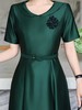 SC1S09 祖母绿轻奢缎面礼服裙，垂坠抗皱，柔光缎面显华贵，小翻领 + 立体胸花装饰，搭配同色系收腰腰带，A 字大摆及踝版型，上身尽显端庄华贵气质，收腰设计遮肉显瘦适配婚宴、寿宴、高端聚会等重要场合 商品缩略图1