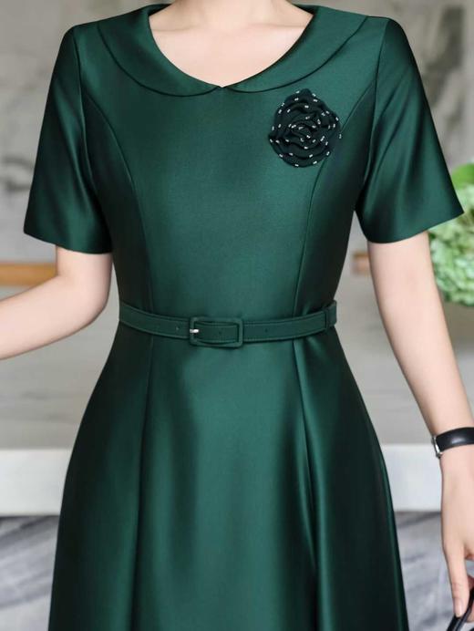 SC1S09 祖母绿轻奢缎面礼服裙，垂坠抗皱，柔光缎面显华贵，小翻领 + 立体胸花装饰，搭配同色系收腰腰带，A 字大摆及踝版型，上身尽显端庄华贵气质，收腰设计遮肉显瘦适配婚宴、寿宴、高端聚会等重要场合 商品图1