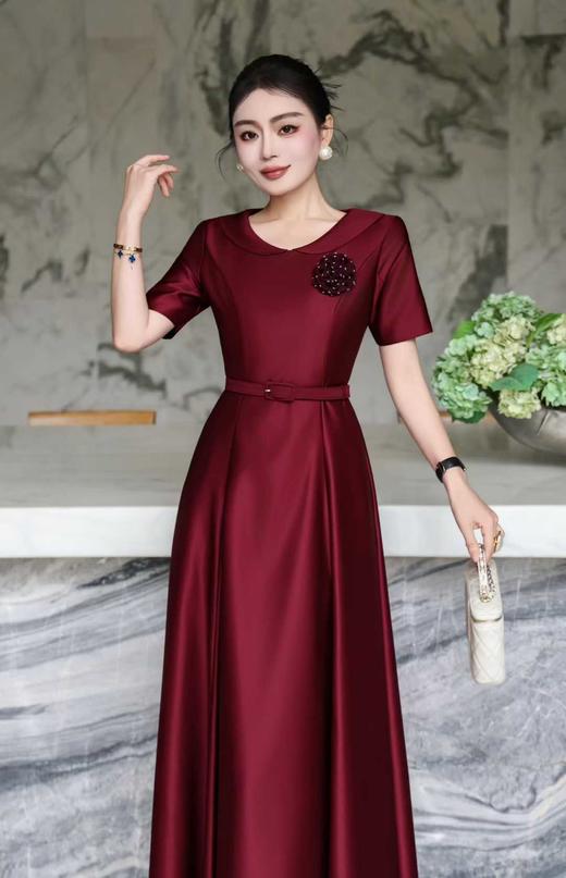 SC1S09 顺圣色轻奢缎面礼服裙，垂坠抗皱，柔光缎面显华贵，小翻领 + 立体胸花装饰，搭配同色系收腰腰带，A 字大摆及踝版型，上身尽显端庄华贵气质，收腰设计遮肉显瘦适配婚宴、寿宴、高端聚会等重要场合 商品图6