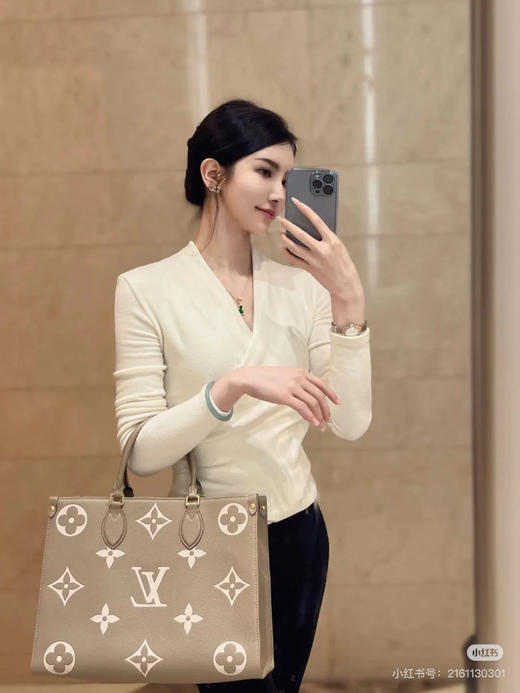 LV on the go 中号 大象灰 牛皮 单肩包 商品图1