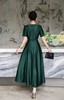 SC1S09 祖母绿轻奢缎面礼服裙，垂坠抗皱，柔光缎面显华贵，小翻领 + 立体胸花装饰，搭配同色系收腰腰带，A 字大摆及踝版型，上身尽显端庄华贵气质，收腰设计遮肉显瘦适配婚宴、寿宴、高端聚会等重要场合 商品缩略图8