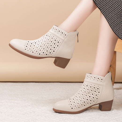 丁摩 春夏款真皮复古风凉靴舒适压花镂空软底中粗跟女靴透气妈妈鞋5ZF-6128 商品图2