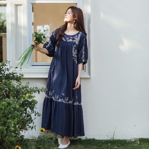 【林栖设计小店】鸟戏花间|藏青色绣花肌理花边拼接2026春新款优雅连衣裙1961129 商品图0