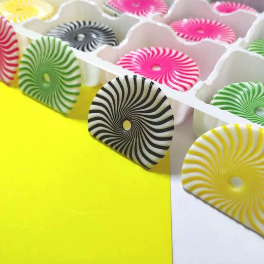 巧克力插件 吸塑扇 约84片/盒 绿色黄色黑白粉色彩扇 代可可脂巧克力装饰插件 商品图3