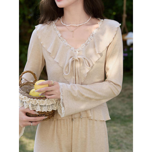 鹿向南「织梦书境」法式燕麦色长袖T恤春季新款设计感修身上衣女 商品图2