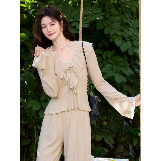 鹿向南「织梦书境」法式燕麦色长袖T恤春季新款设计感修身上衣女 商品图1