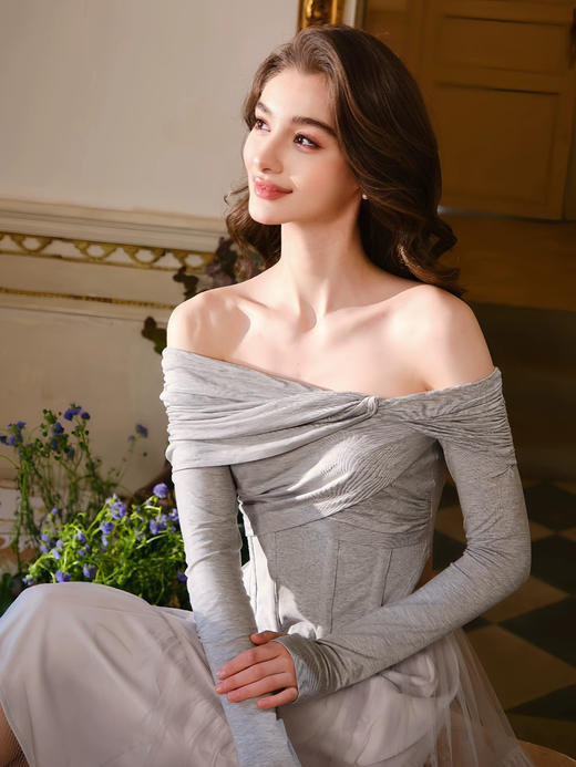 灰色露肩纽结修身鱼骨上衣 商品图0