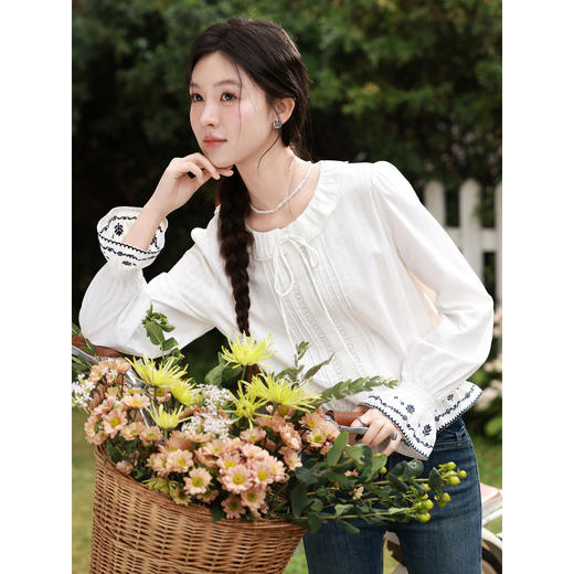 鹿向南「柏林春叶」米白色喇叭袖衬衫女春季时尚设计感百搭上衣女 商品图0