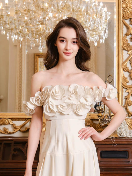 杏色立体浮雕繁花露肩短上衣 商品图0