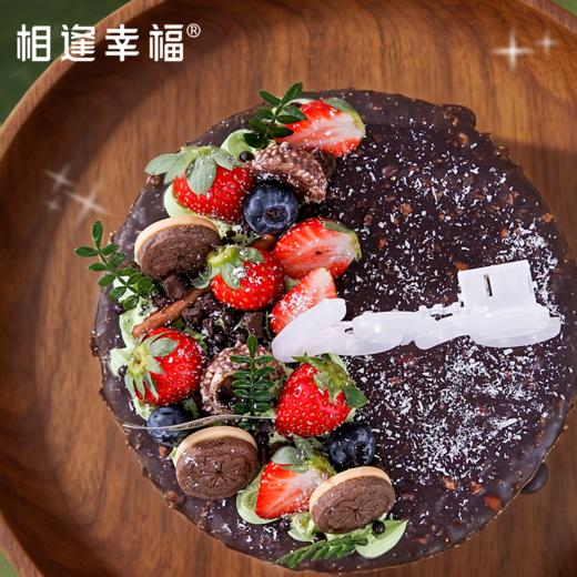 【青森夜曲蛋糕】顶层鲜草莓与蓝莓相映，鲜亮酸甜撞出清爽层次，手工饼干错落点缀，搭配发光「LOVE」灯牌，松脆与绵密交织，每一口都藏着满溢的浪漫仪式感🍓（可选1/2/3磅) 商品图2