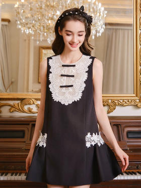 蕾丝浮雕领黑色无袖连衣裙