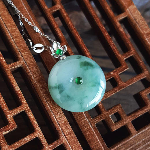 【天然正品】A货翡翠AU750白金镶天然细腻糯种飘蓝花平安扣翡翠吊坠项链26.8*20.5*5.9MM（皆取最大值）140126NJS08 商品图6