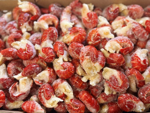 龙虾尾一级规格！
颜色解冻后鲜红鲜红的那种；
100粒左右/斤，而且每一粒都带长长的头肉，是否带头肉这是判断龙虾尾新鲜度最有效和最直接的方法！2斤净重/袋 商品图1