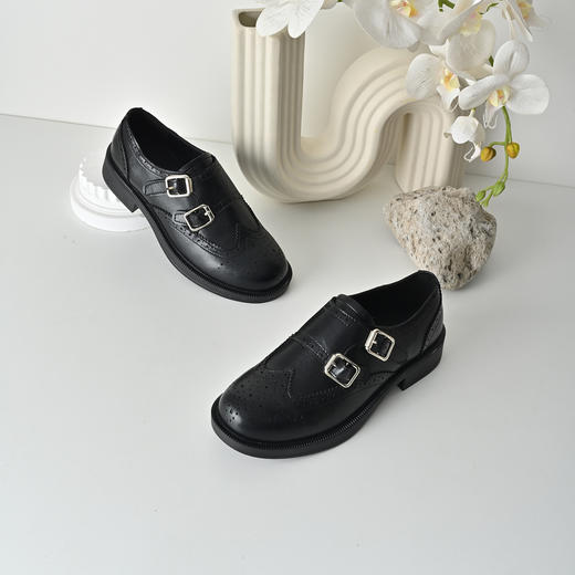 经典鲨2026年春专柜新款布洛克雕花平底英伦风单鞋乐福鞋女KW392-617011 商品图3