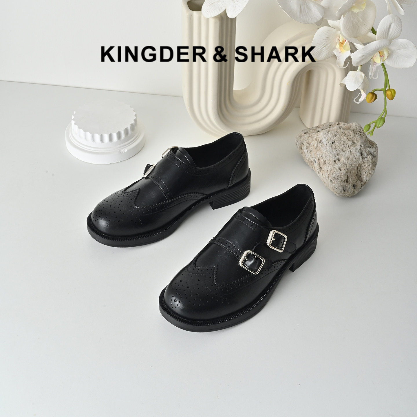 经典鲨2026年春专柜新款布洛克雕花平底英伦风单鞋乐福鞋女KW392-617011