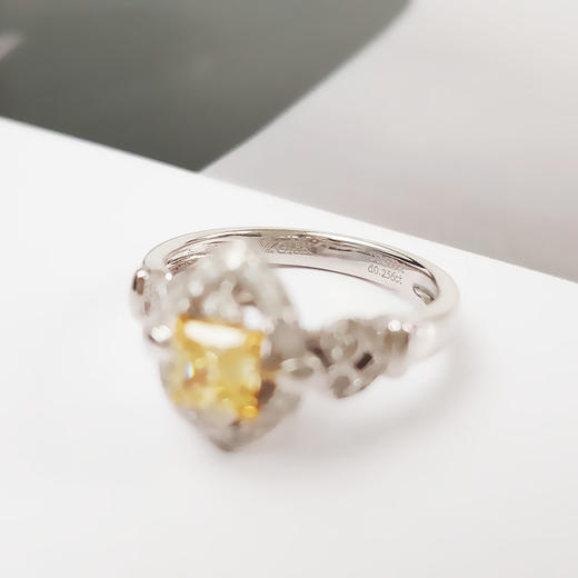 AU750白金方形设计师四爪款0.50克拉艳彩黄色钻石戒指12号（戒圈可改）290126NJS43 商品图5