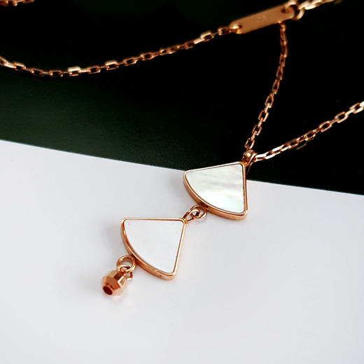 【天然正品】AU750玫瑰金经典时尚双扇子造型贝母吊坠项链22.9*7.9*1.3MM（皆取最大值）链长：43CM（长度可调节）170126NJS39 商品图4