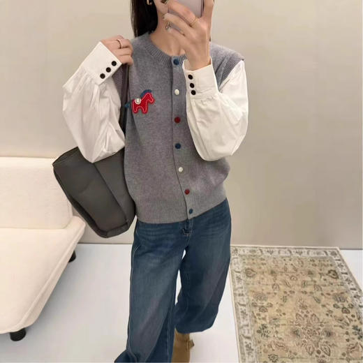 雀说韩系刺绣小马彩扣圆领针织开衫新款衬衫袖毛衣假两件上衣ALW 商品图3