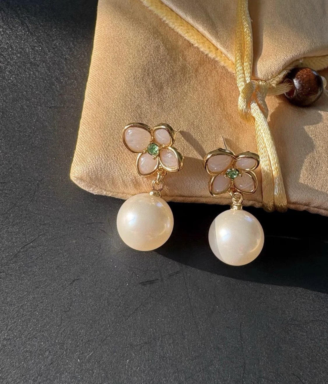 Kate spade蜡笔粉花瓣耳环