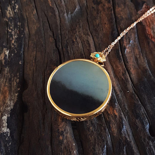 【天然正品】AU750黄金镶天然细腻新疆料青花圆形平安无事牌和田玉吊坠项链30.6*25.1*5.4MM（皆取最大值）170126NJS62 商品图4