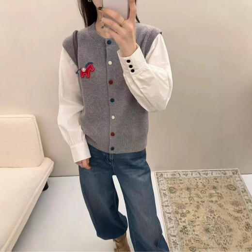 雀说韩系刺绣小马彩扣圆领针织开衫新款衬衫袖毛衣假两件上衣ALW 商品图1