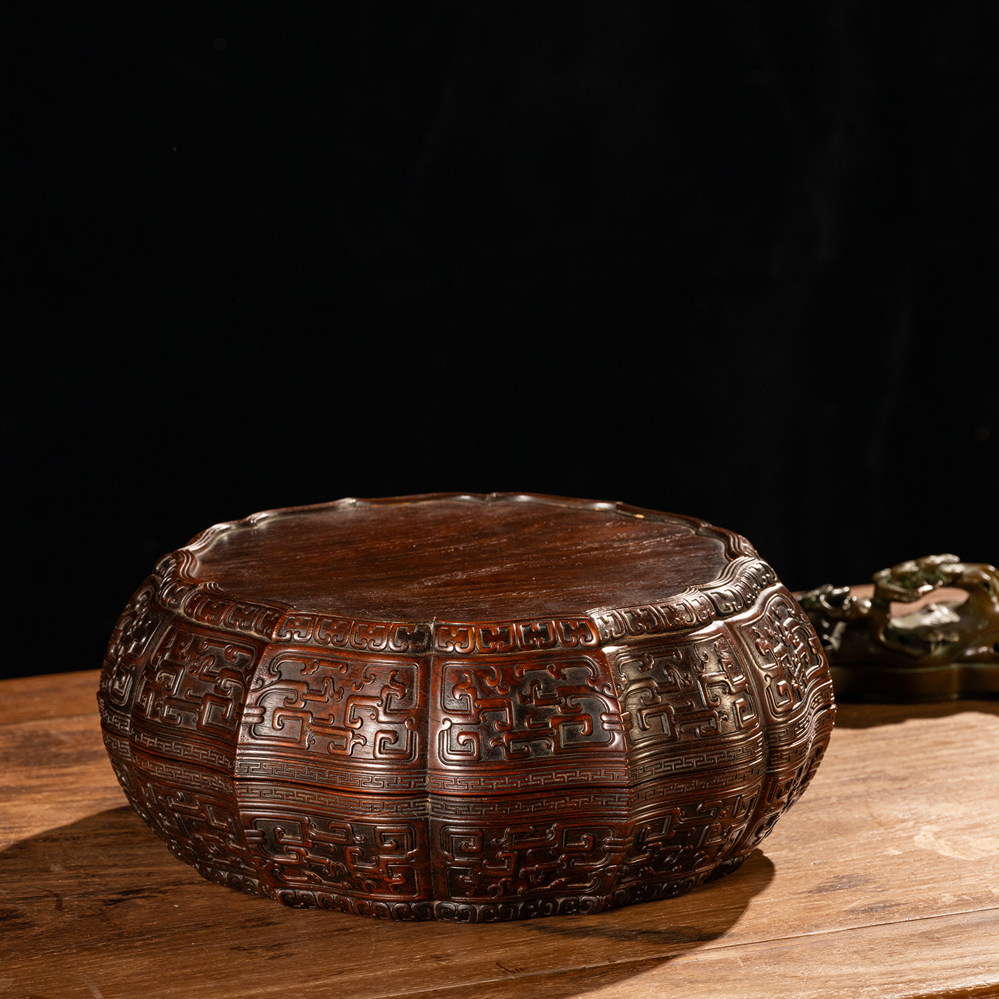 二十世纪	红木满工夔龙纹菱口捧盒