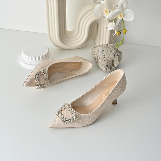 经典鲨2026年春季专柜新品优雅尖头5.5cm高细跟婚鞋高跟鞋女KW87-617031 商品图3