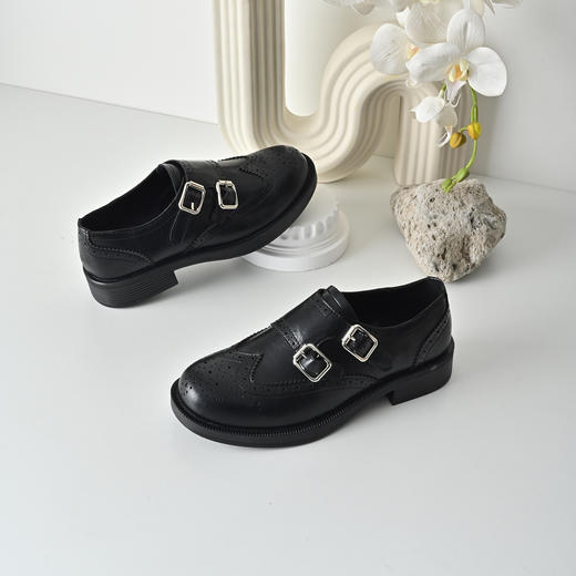 经典鲨2026年春专柜新款布洛克雕花平底英伦风单鞋乐福鞋女KW392-617011 商品图1