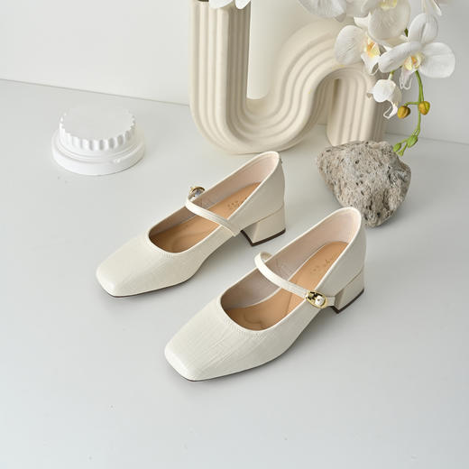 经典鲨2026年春专柜新品复古方头纯色气质中粗跟浅口单鞋女KW89-617031 商品图6