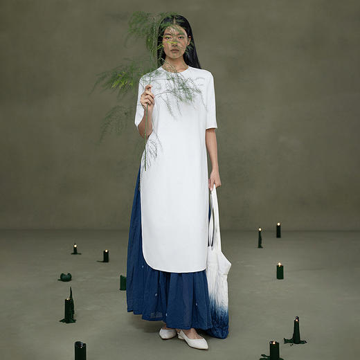 【林栖设计小店】植物染色|手工植物蓝简约百搭多色2026春新款开衩T恤1961018 商品图6