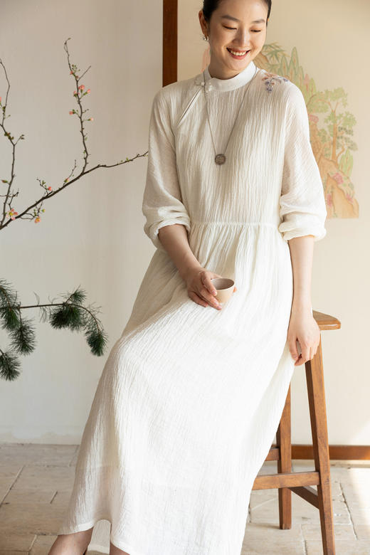 牧衣游原创 进口亚麻手工刺绣连衣裙新款轻薄古朴中式长裙 述白 商品图5