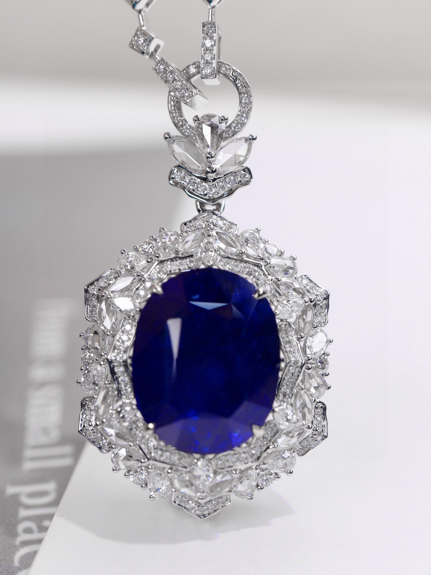 12.51ct刻面蓝宝石吊坠