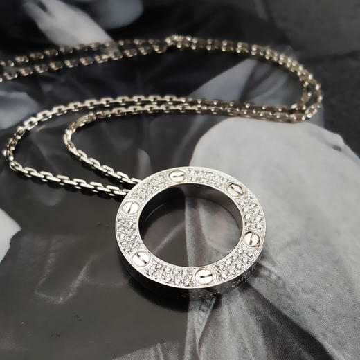 【95新】Cartier卡地亚LOVE系列B7058000 18K白金满钻大圆饼LOVE项链 链长约42cm，外径23.5mm女士280126NJS14 商品图2