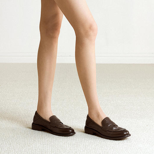 千百度手抓皮低跟乐福鞋女英伦风小皮鞋通勤深口单鞋A25456159 商品图2