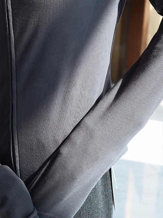 【保暖有型两不误  推荐人手一件】72小时内发货 抓绒运动外套/修身开衫  科耐丽自发热面料  锁住温度吸湿透气不臃肿  耐磨抗起球  简约耐看  运动穿、当打底都不错~ 商品图7